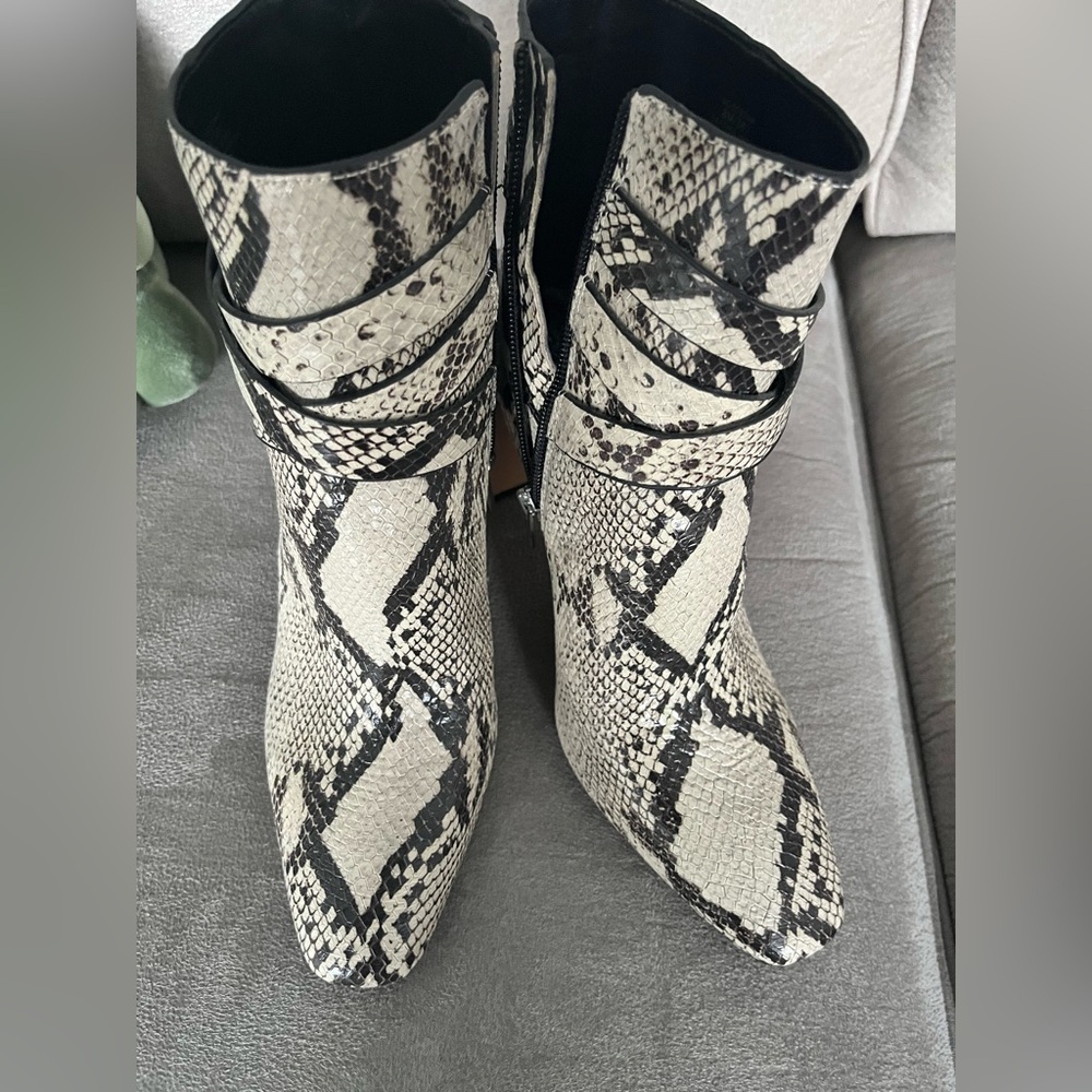 Vince Camuto New boots. Size 8M.